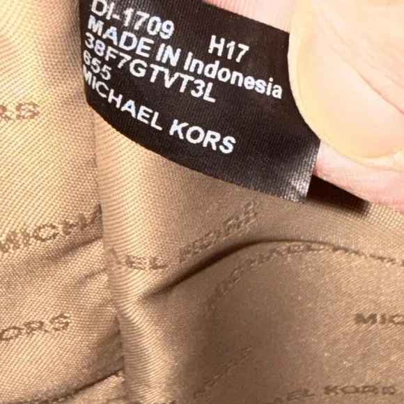 Michael Kors Cream Tote Bag and Wallet Set - Picture 7 of 15